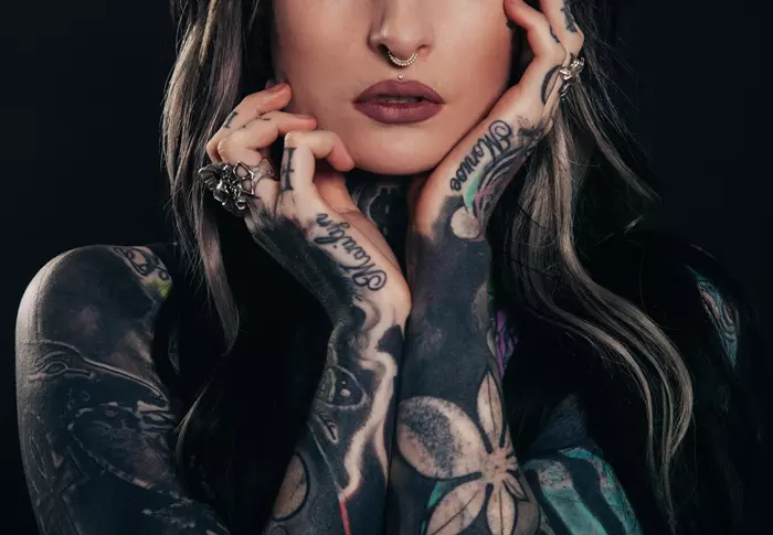 Body tattoo - Woman with black and white floral scarf